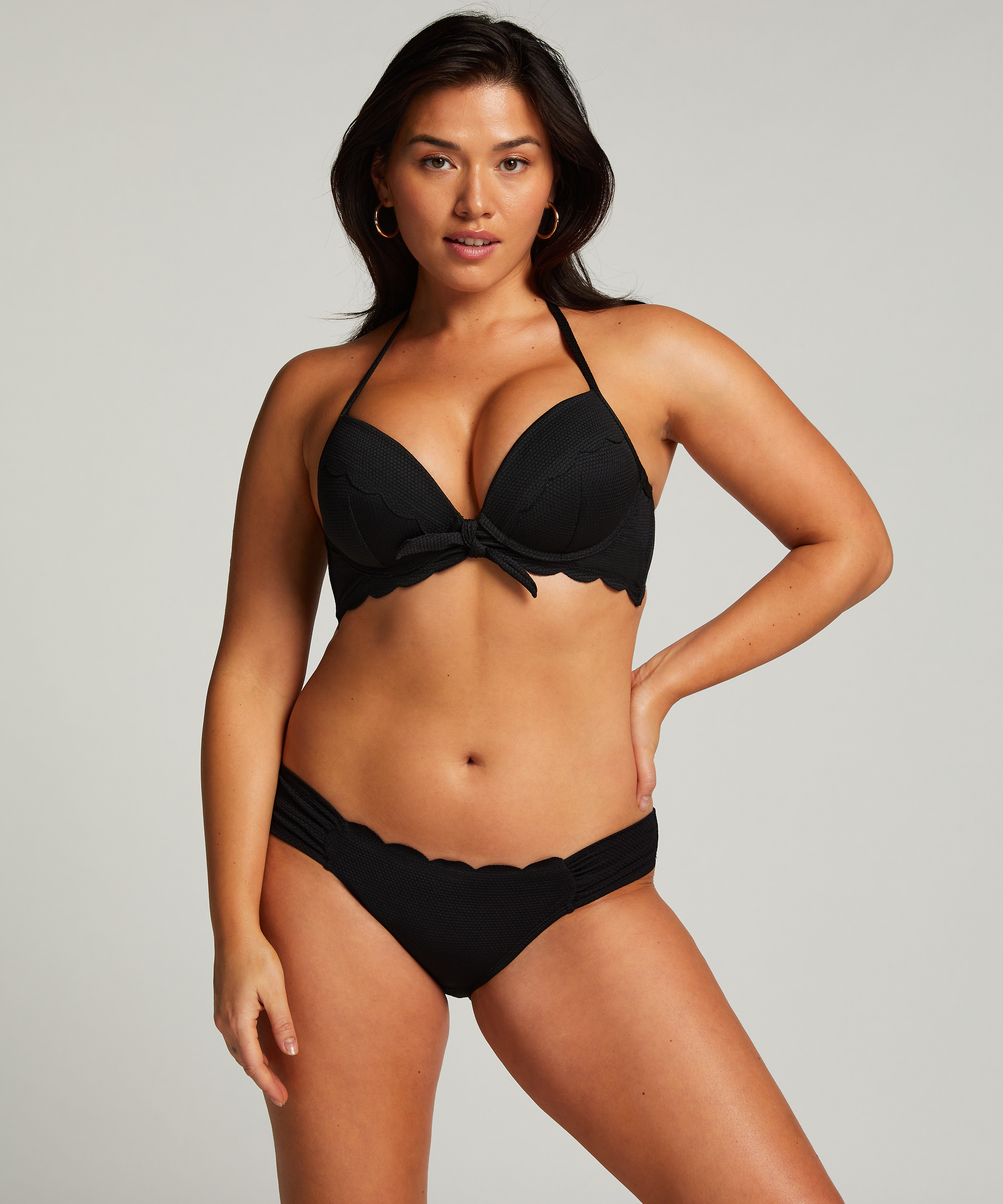 Haut de bikini préformé à armatures Scallop, Noir, main
