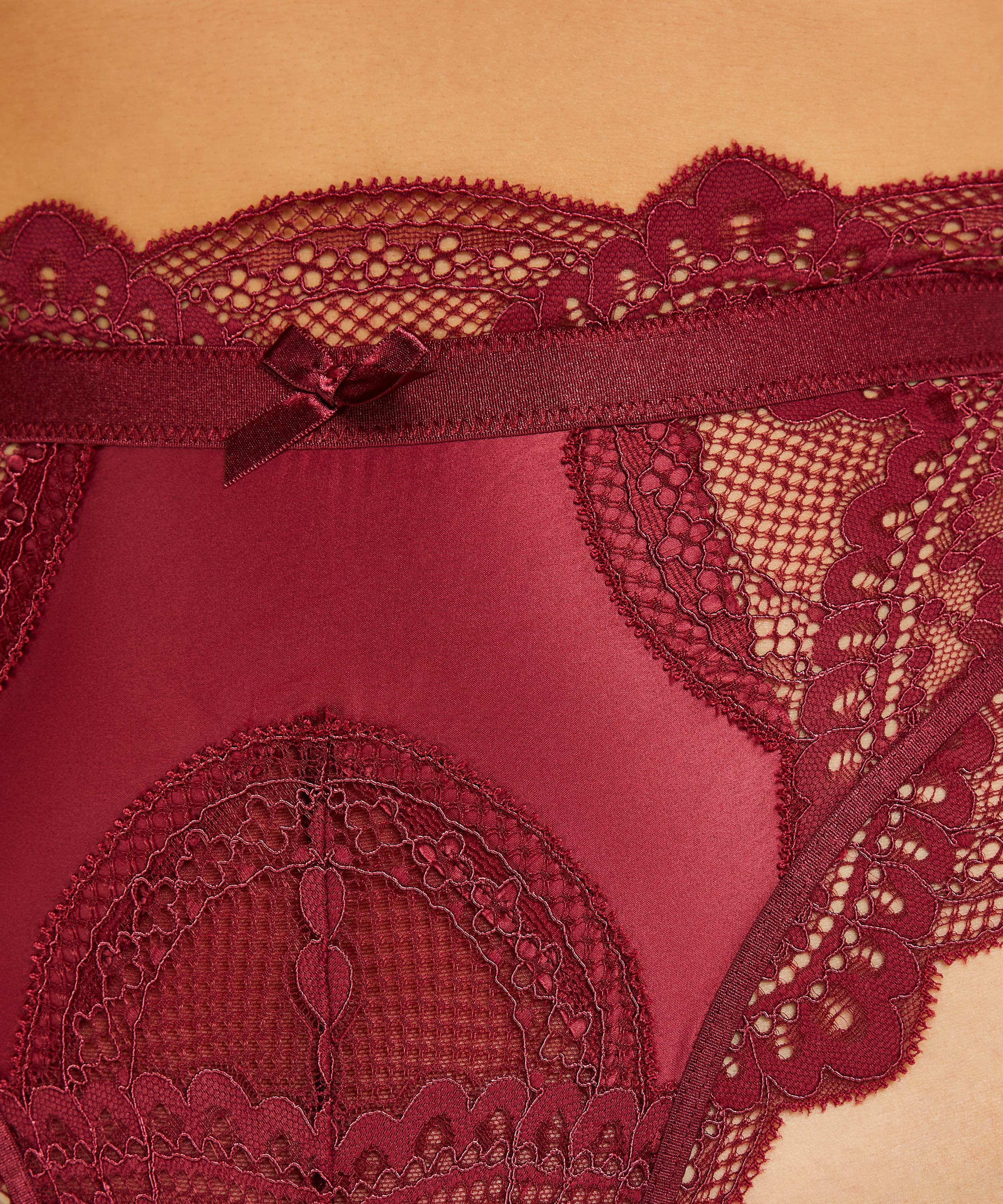 String &eacute;chancr&eacute; Rebecca Mir, Rouge, main