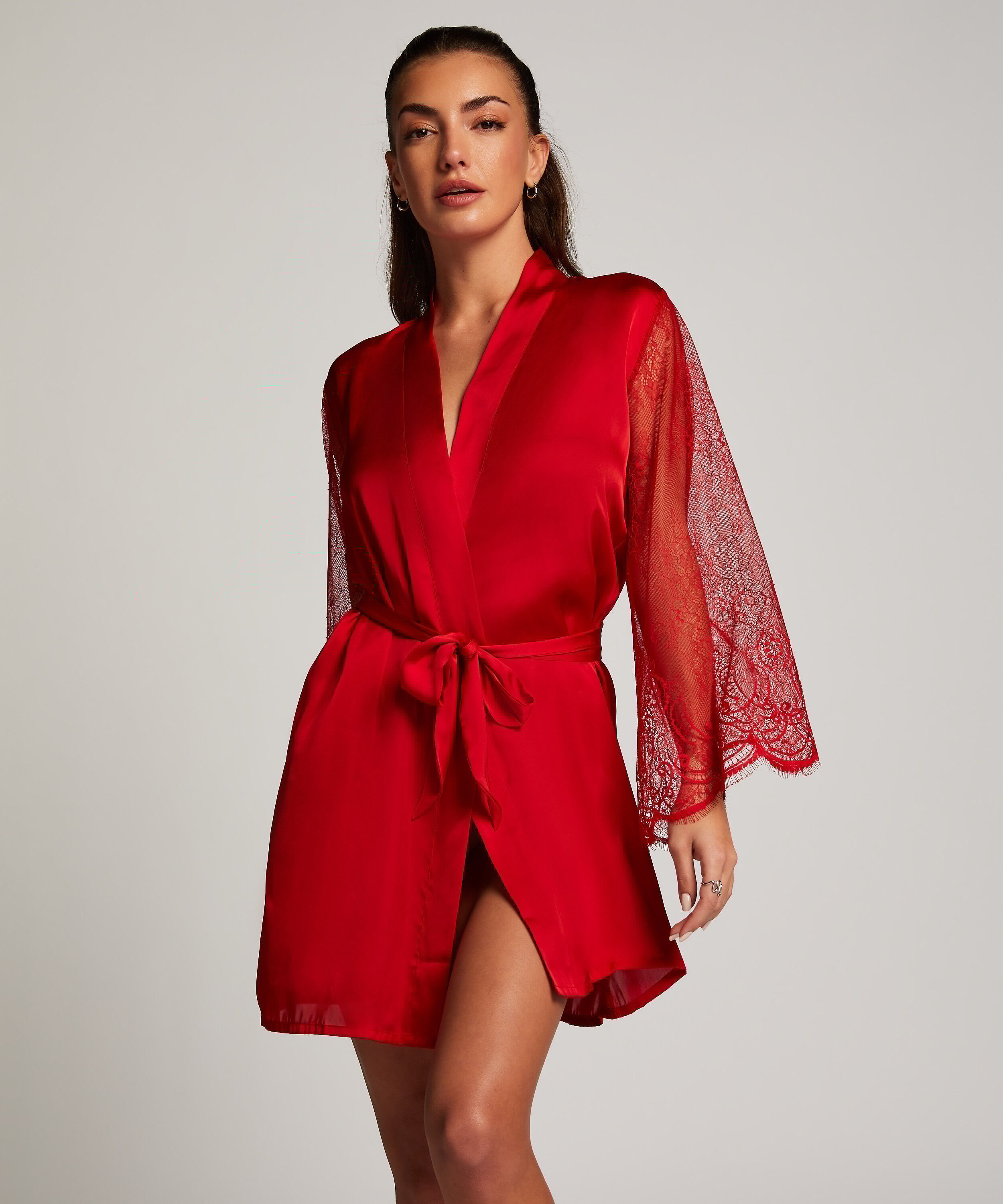 Kimono en dentelle satinée, Rouge Kimono en dentelle satinée, Rouge