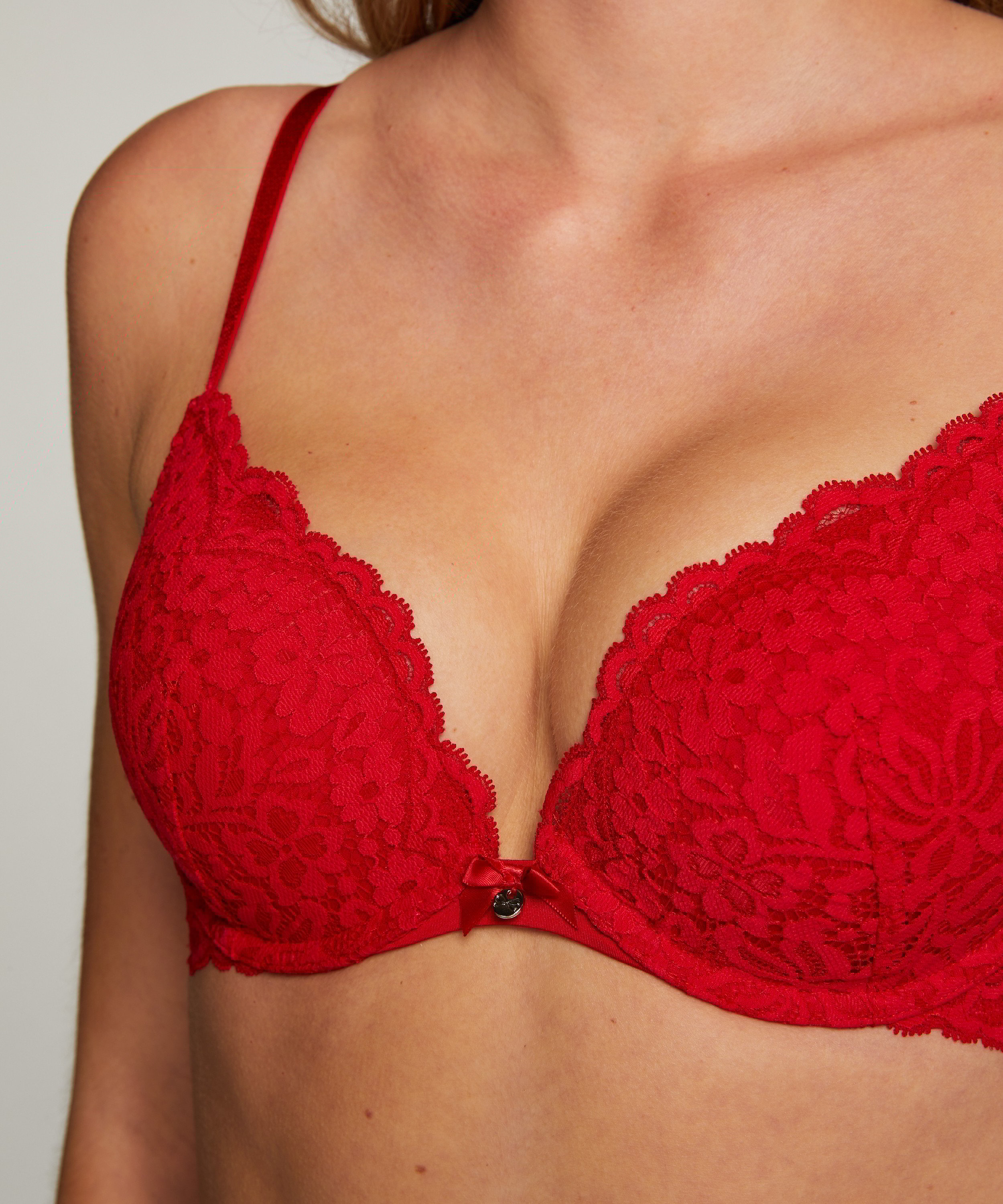 Soutien-gorge push-up à armatures rembourré Rose, Rouge, main