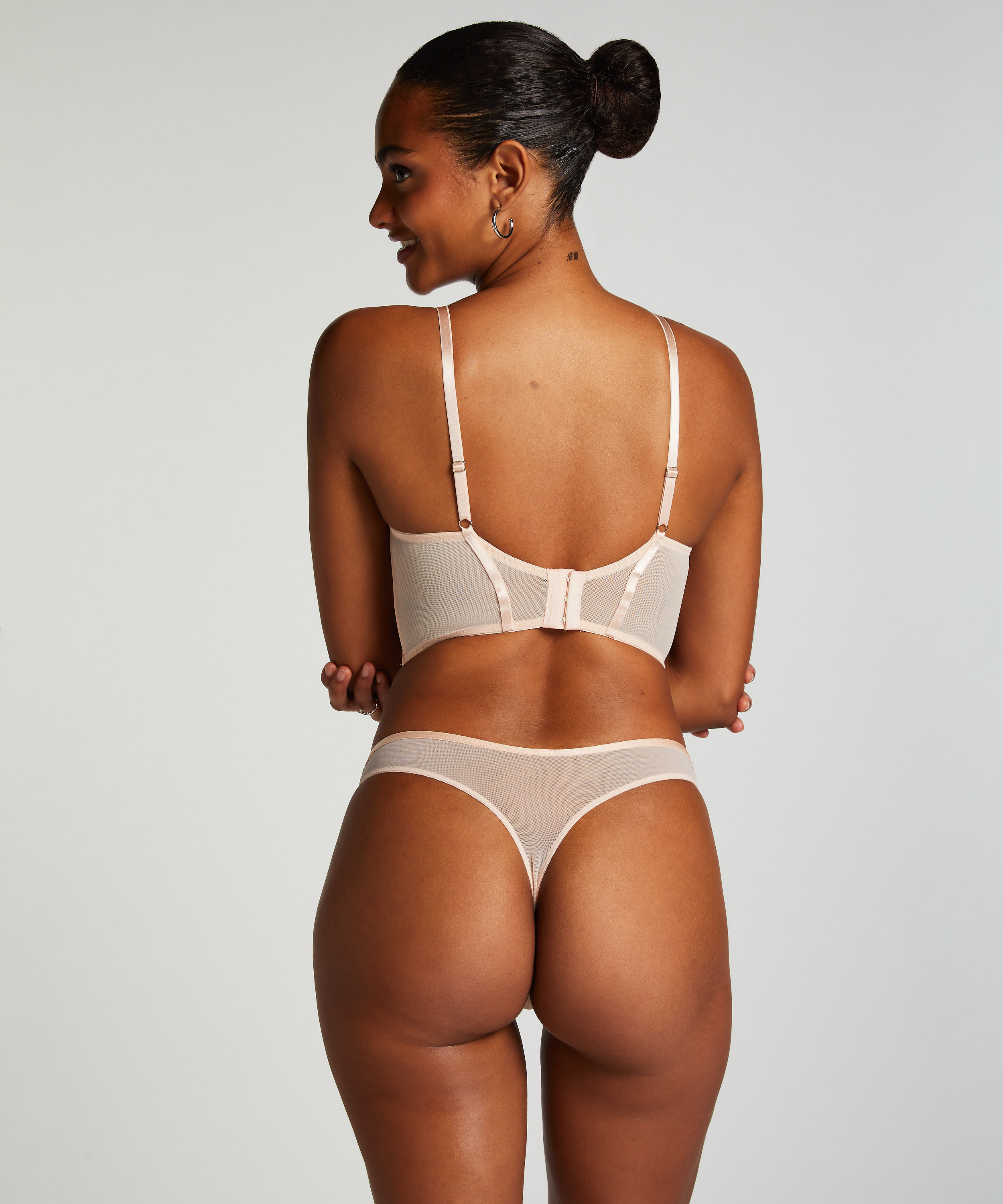 String Jade, Rose, main