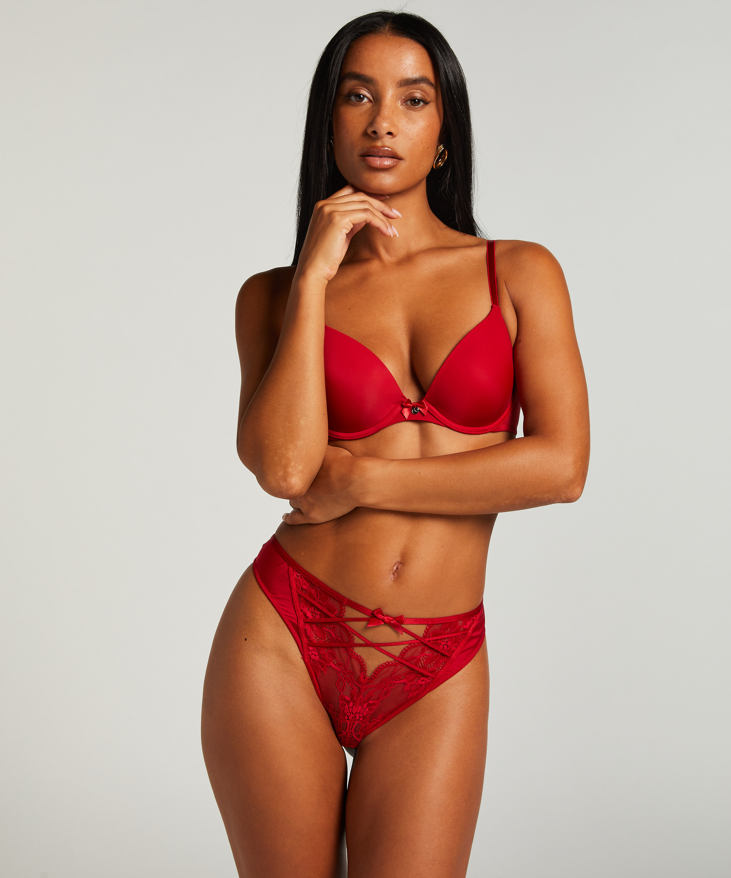 String Alora, Rouge, main