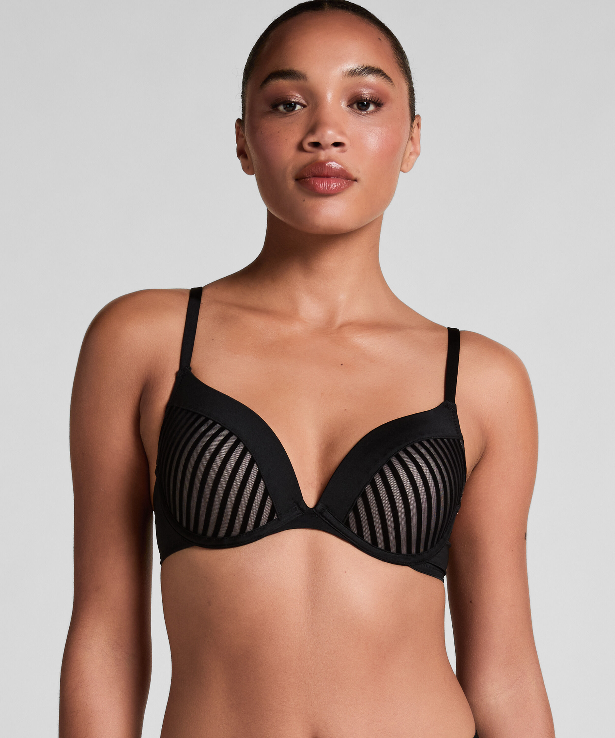Soutien-gorge &agrave; armatures pr&eacute;form&eacute; push-up Pia, Noir