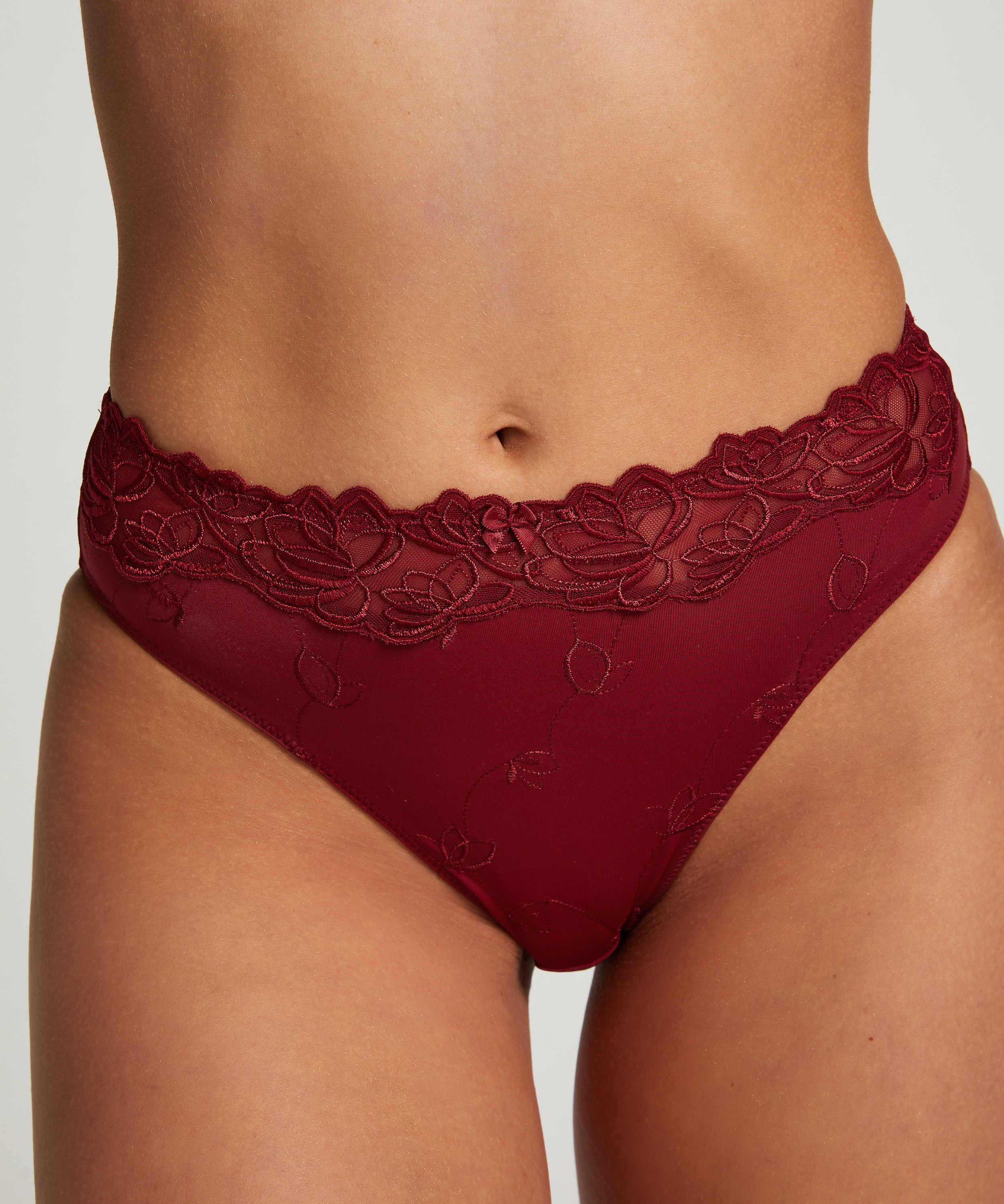 Slip taille haute Diva, Rouge, main