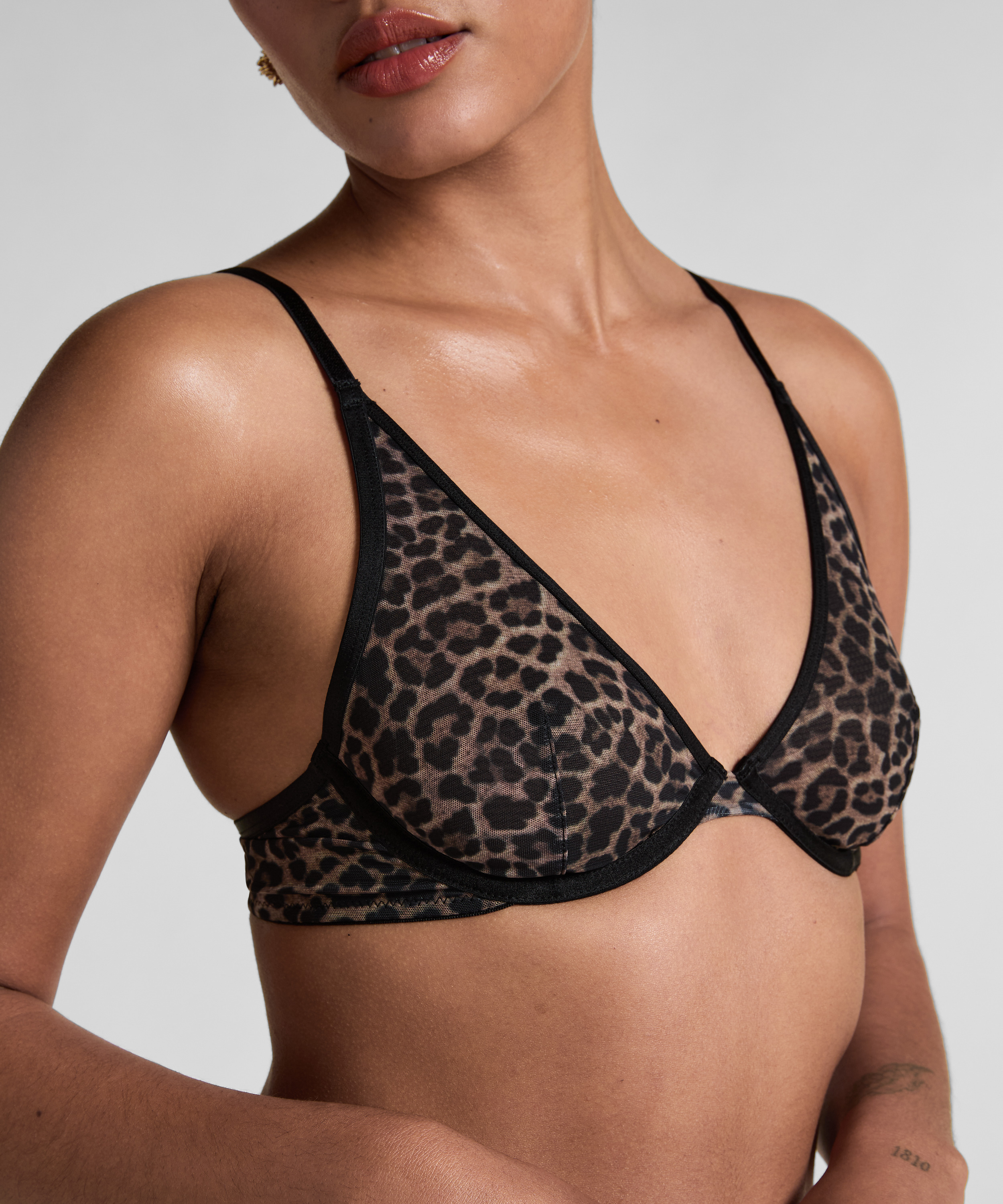 Soutien-gorge à armatures non-préformé léopard Tara, Noir, main