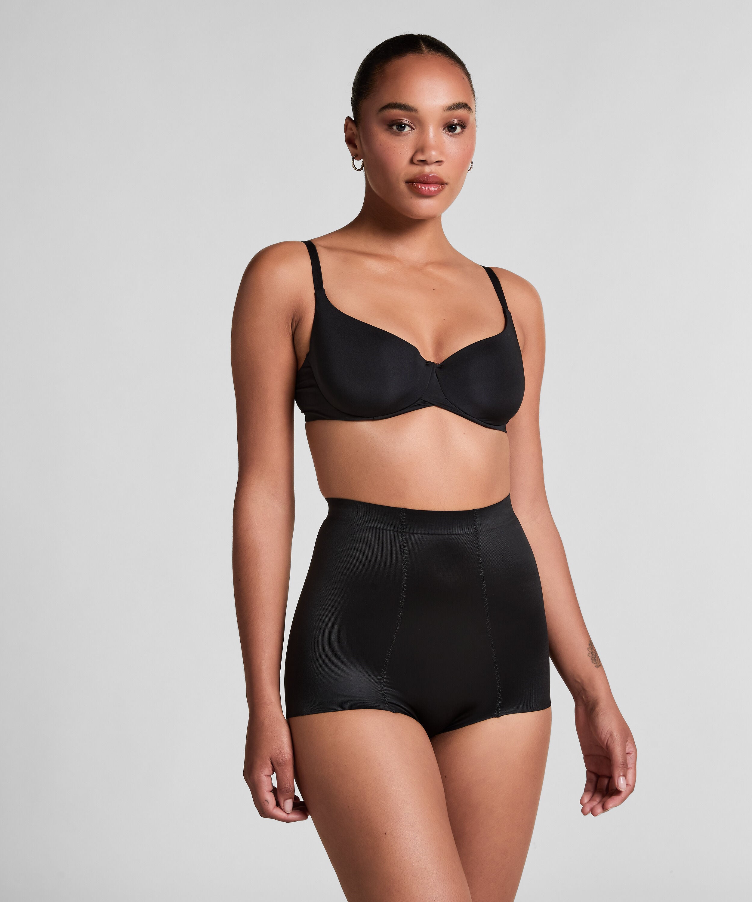 Culotte taille haute avec gaine sculptante en dentelle scuba, Noir