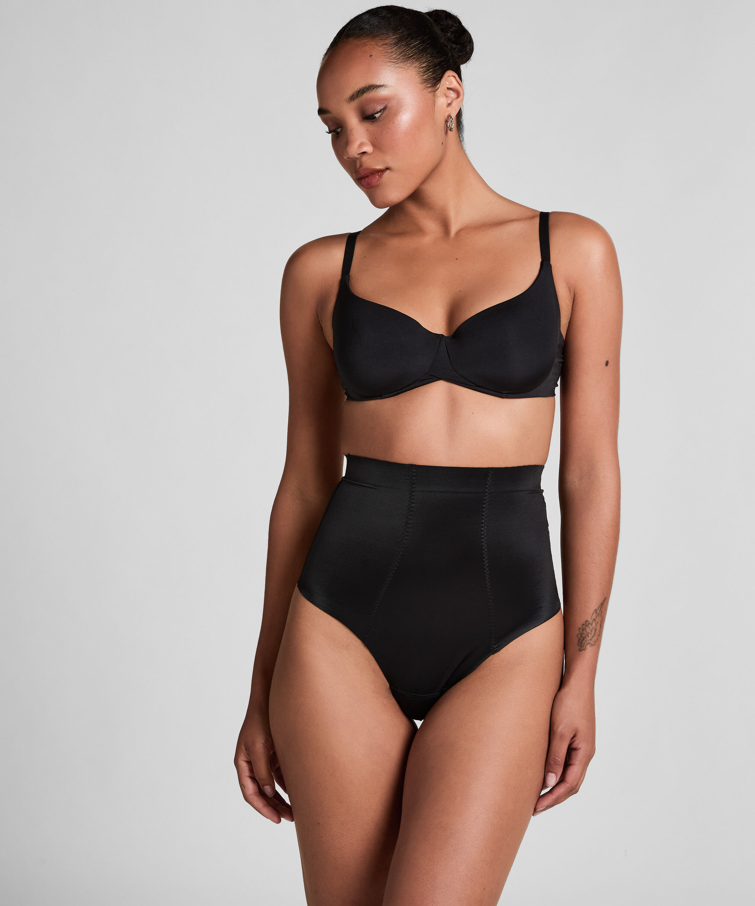 String taille haute avec gaine sculptante en dentelle scuba