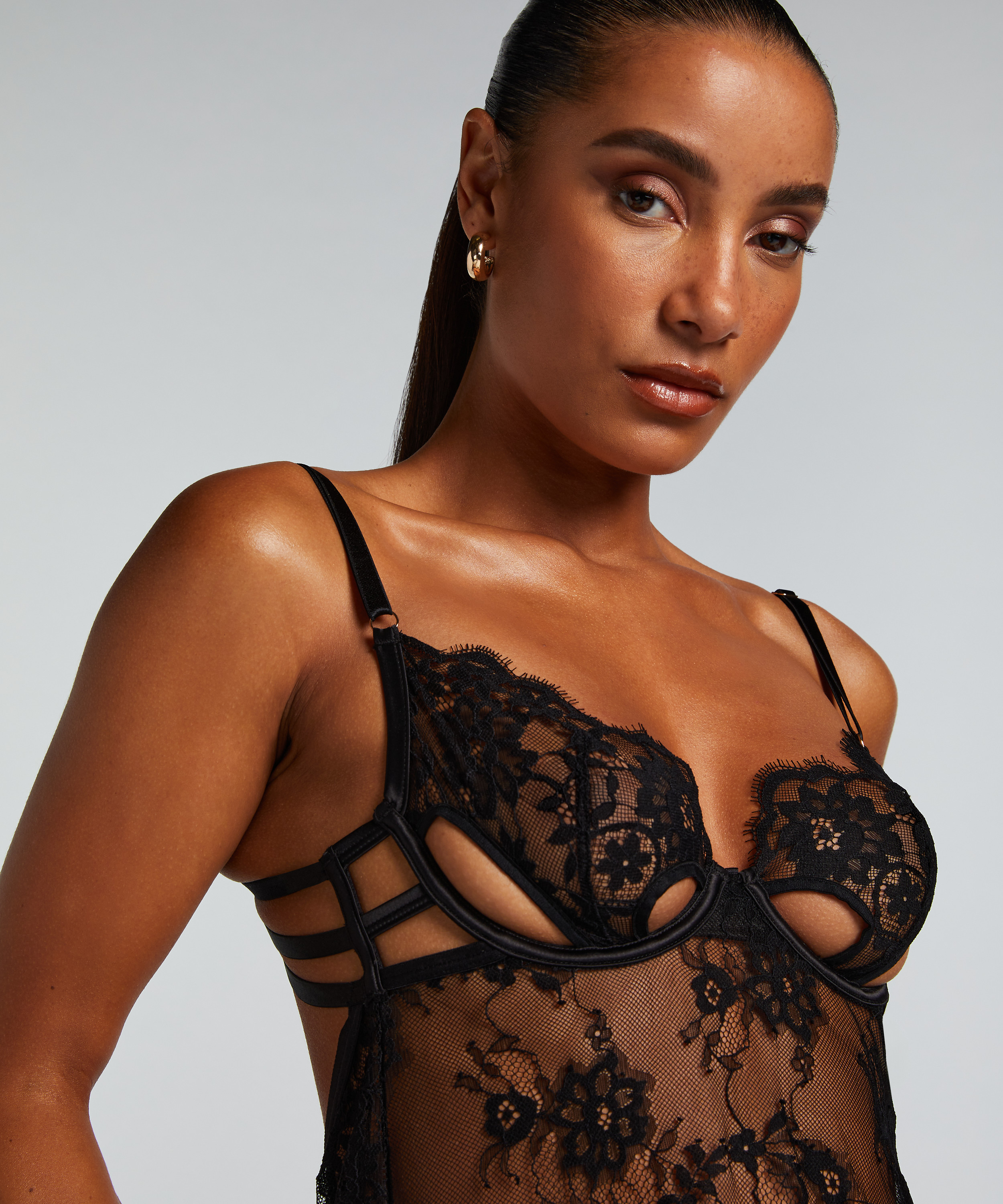 Nuisette Mya, Noir, main