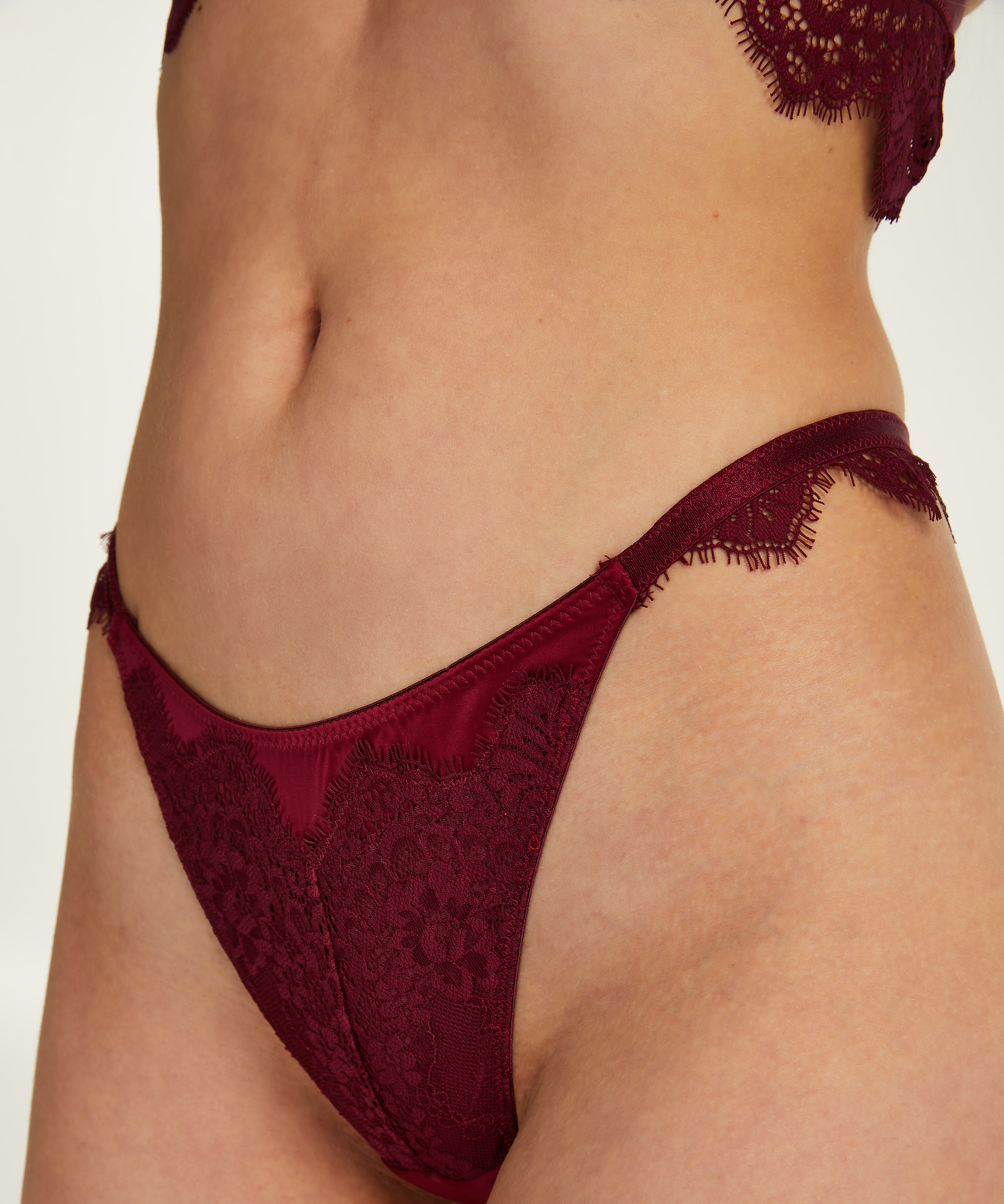 String échancré Violet, Violet, main