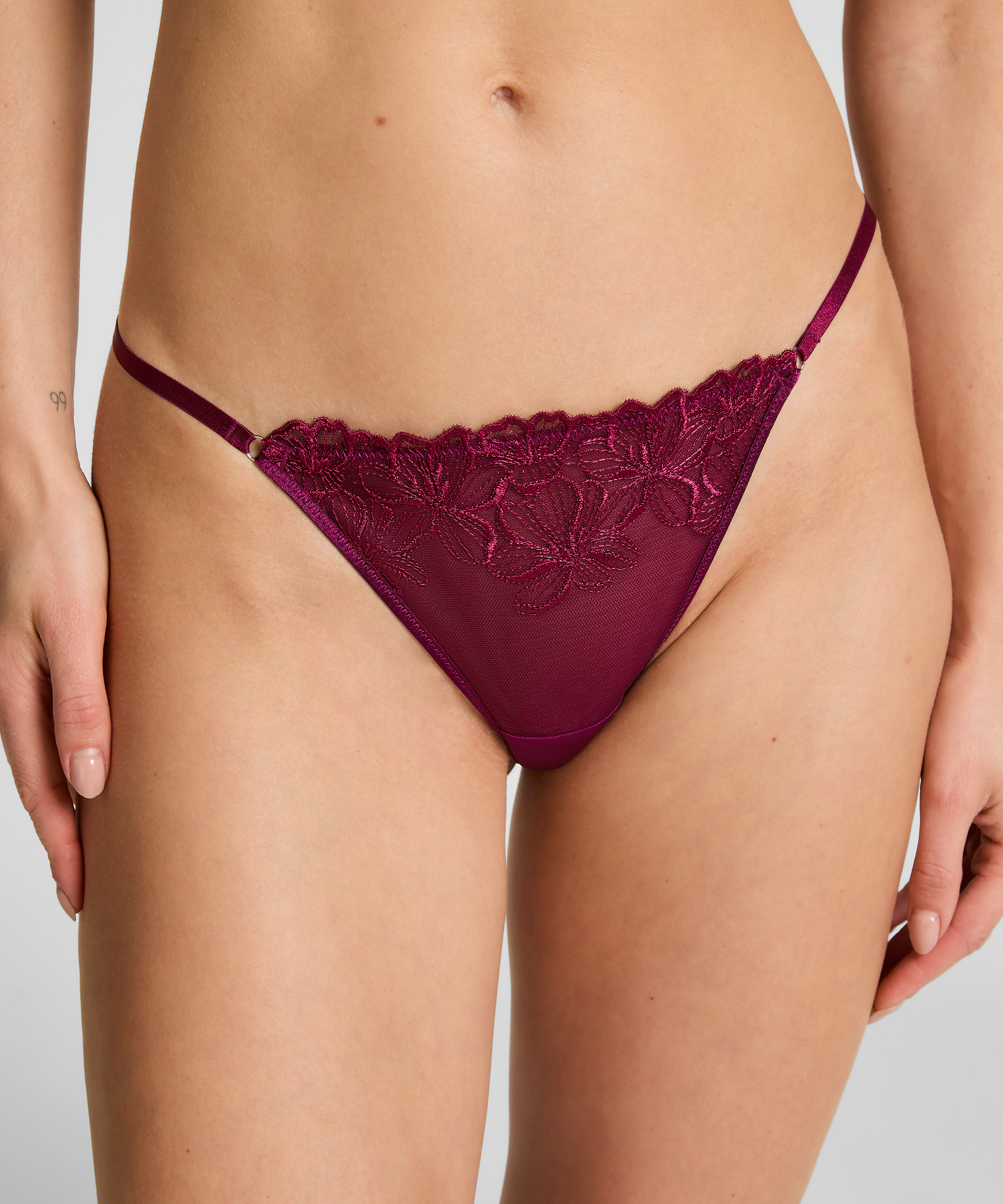 Tanga Margot jambe haute, Violet, main