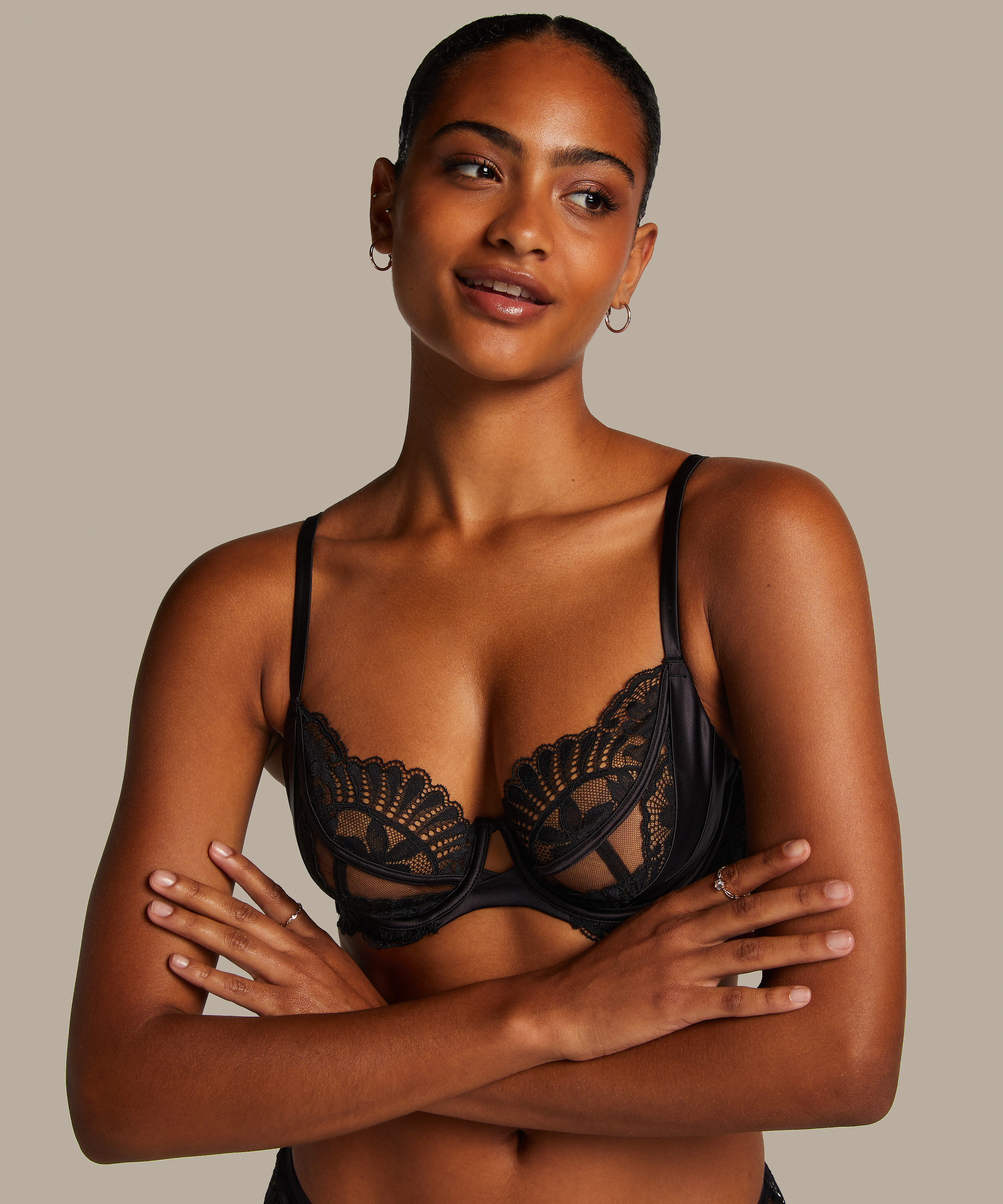 Soutien-gorge à armatures non-préformé Almendra, Noir, main