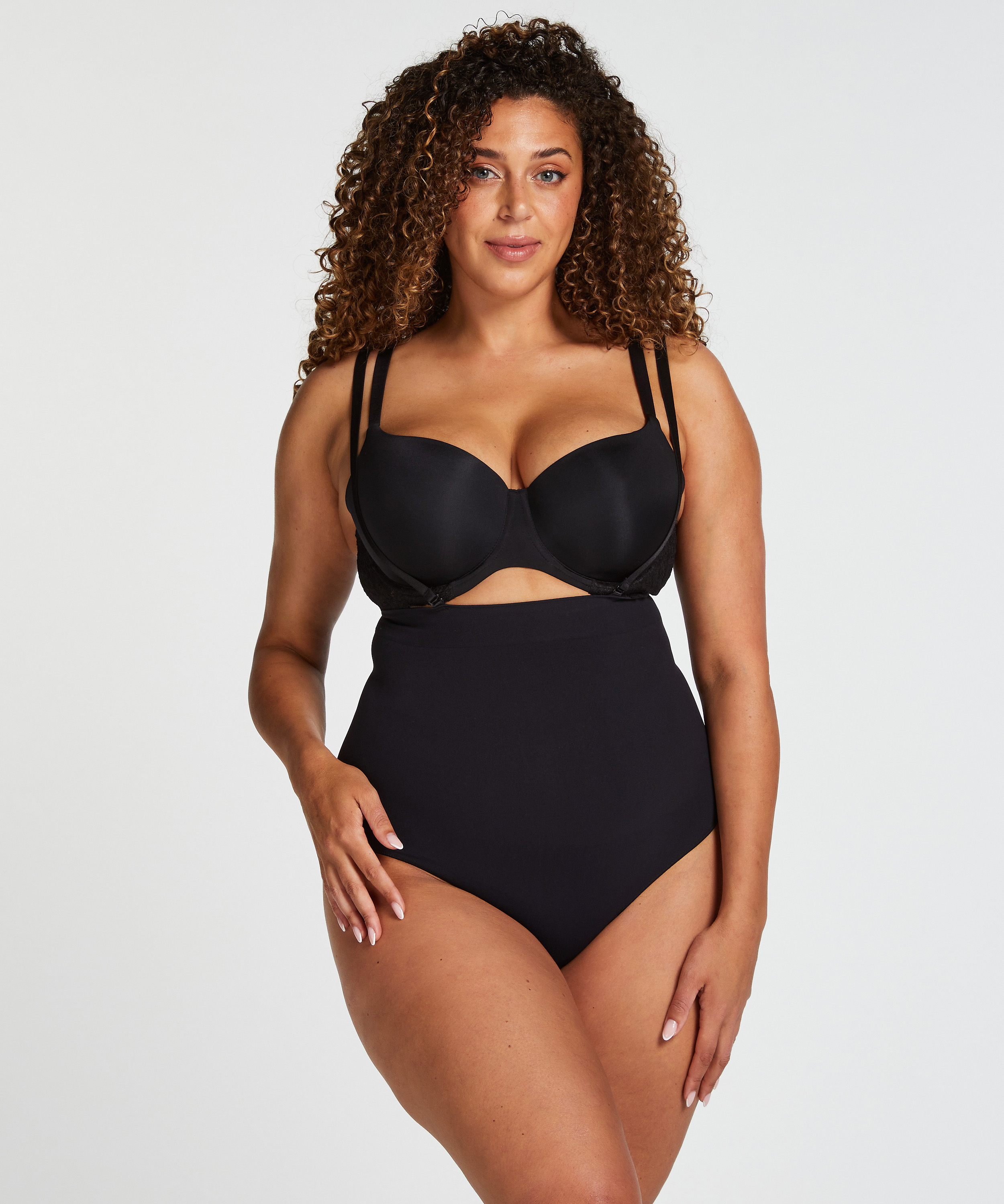 String taille haute à gaine sculptante sans coutures mise en forme, Noir, main