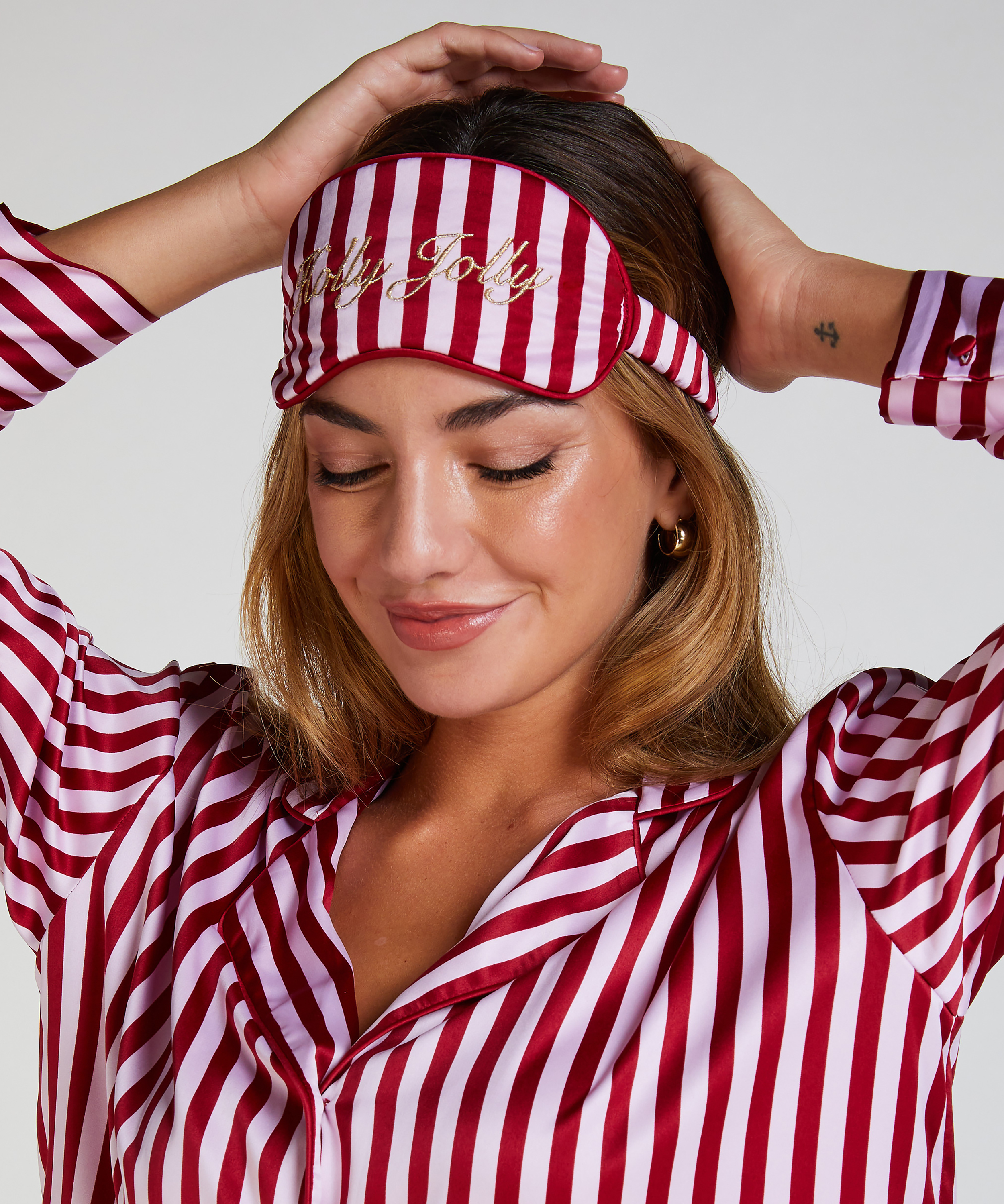 Masque pour dormir, Rouge, main