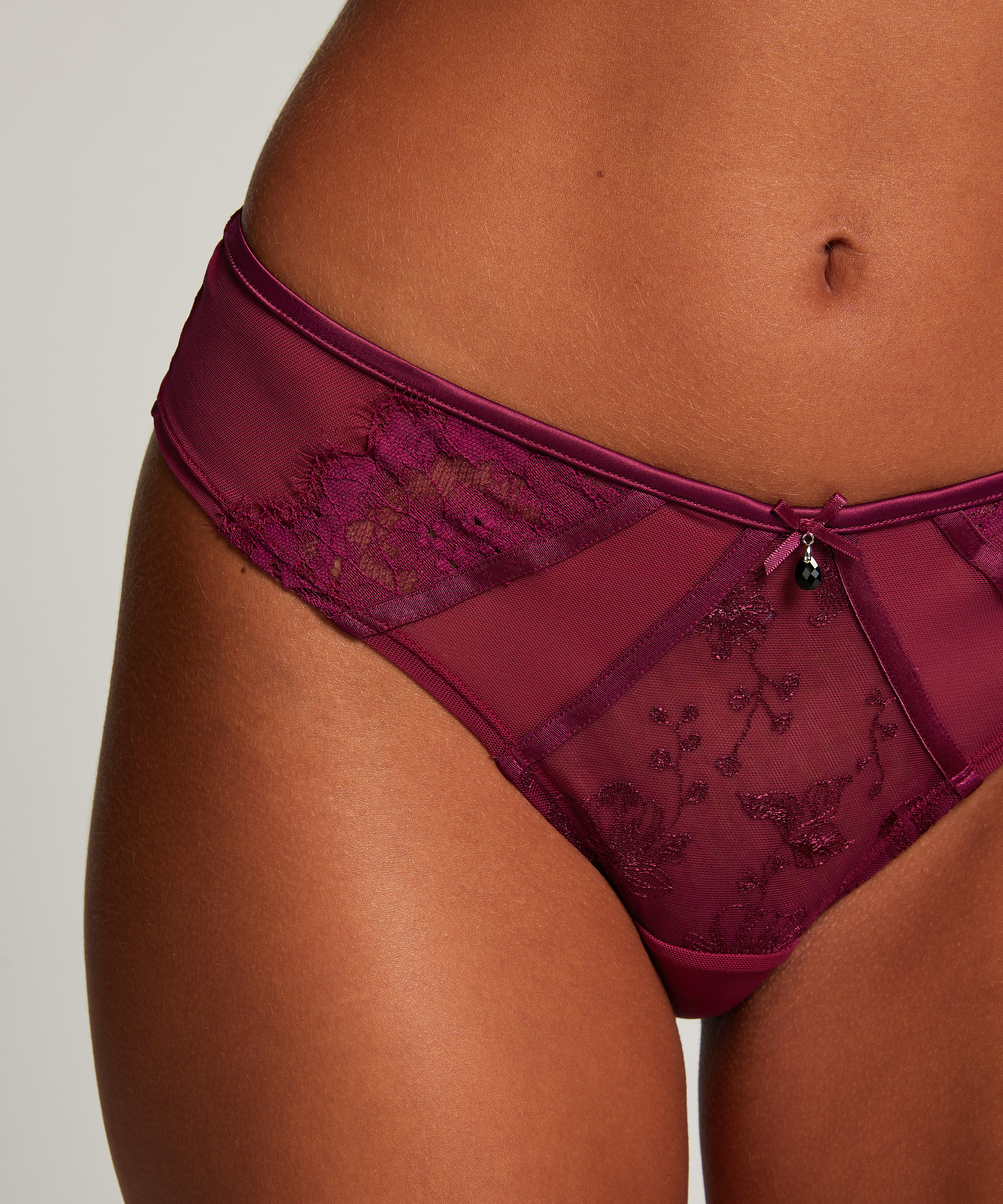 Slip brésilien Sia, Violet, main