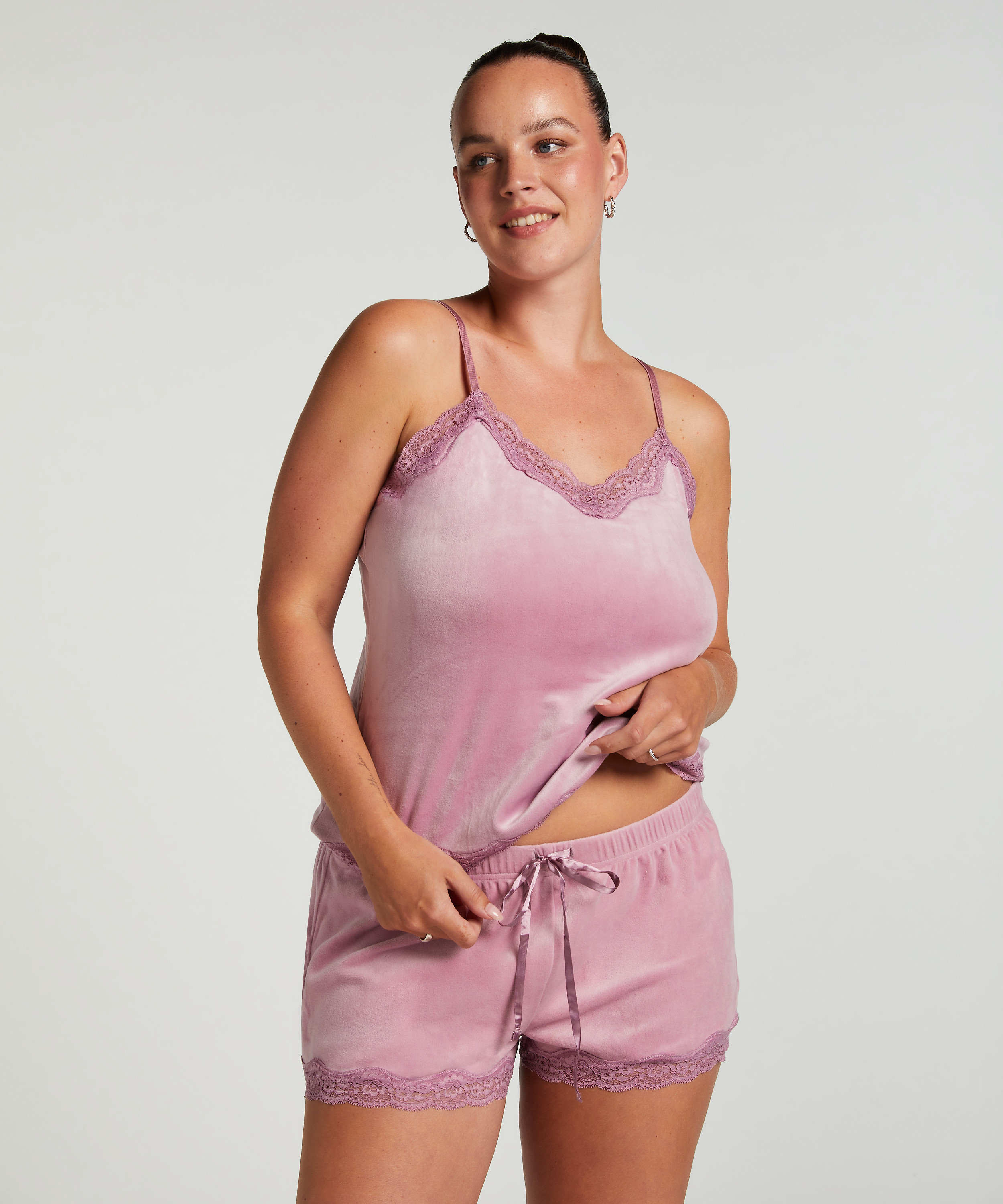 Short velours dentelle, Violet, main