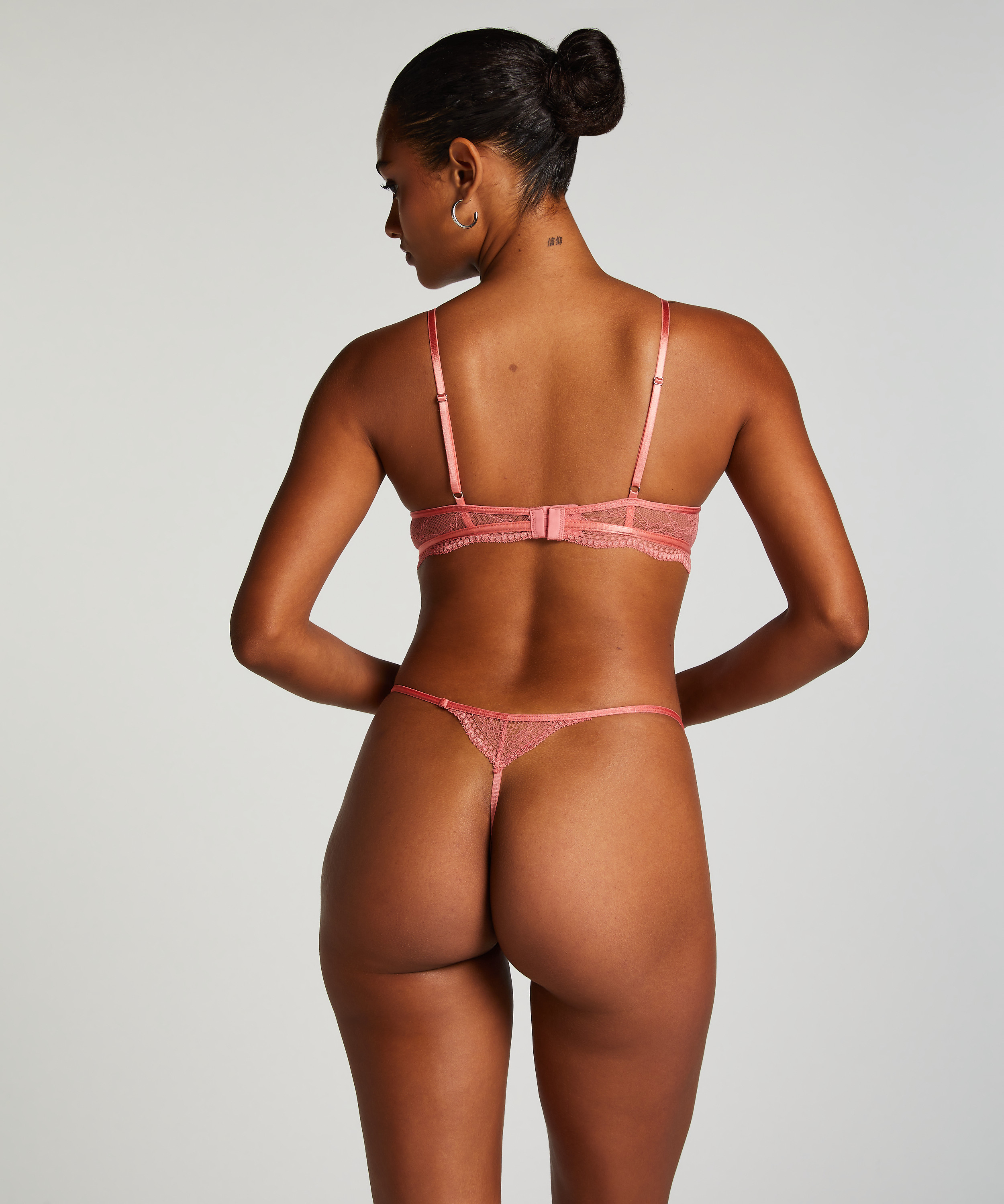 Soutien-gorge non-rembourr&eacute; &agrave; armatures Isabelle, Rose, main