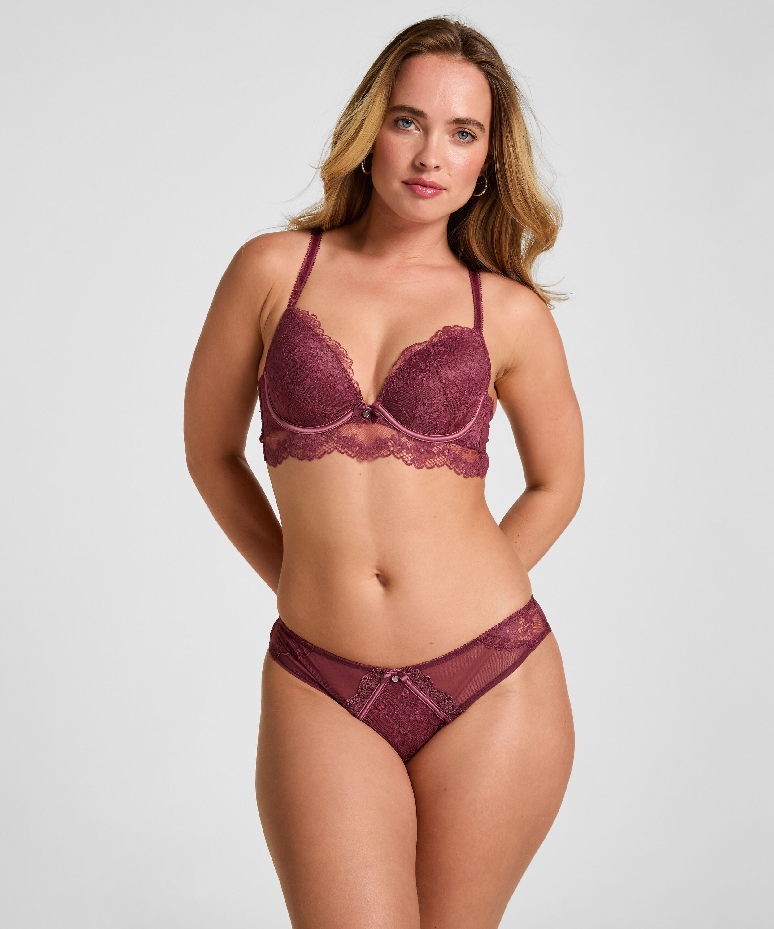 Brésilien Naomi, Violet Brésilien Naomi, Violet