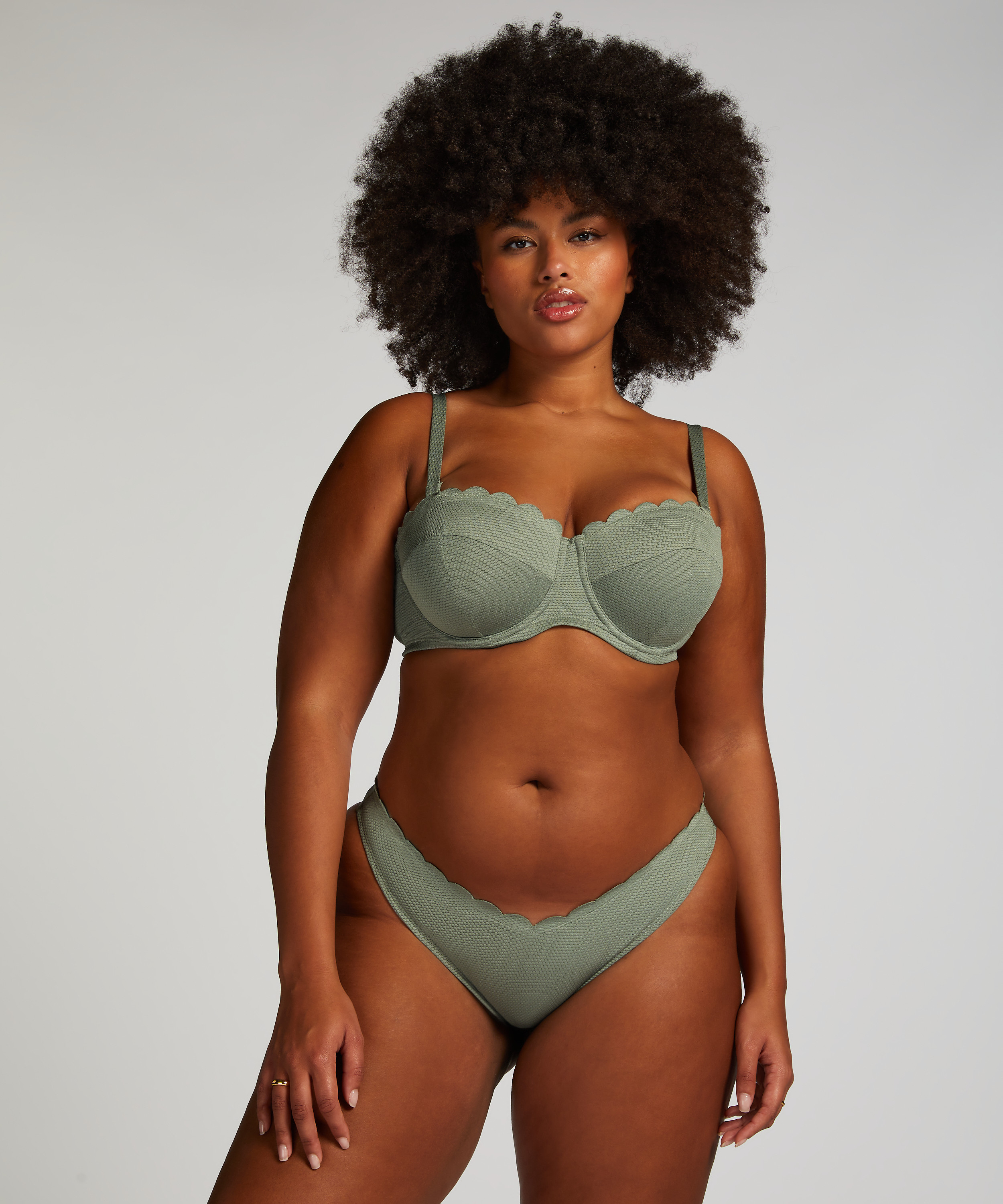 Haut de bikini sans bretelles préformé à armatures Scallop Taille E +, Vert, main