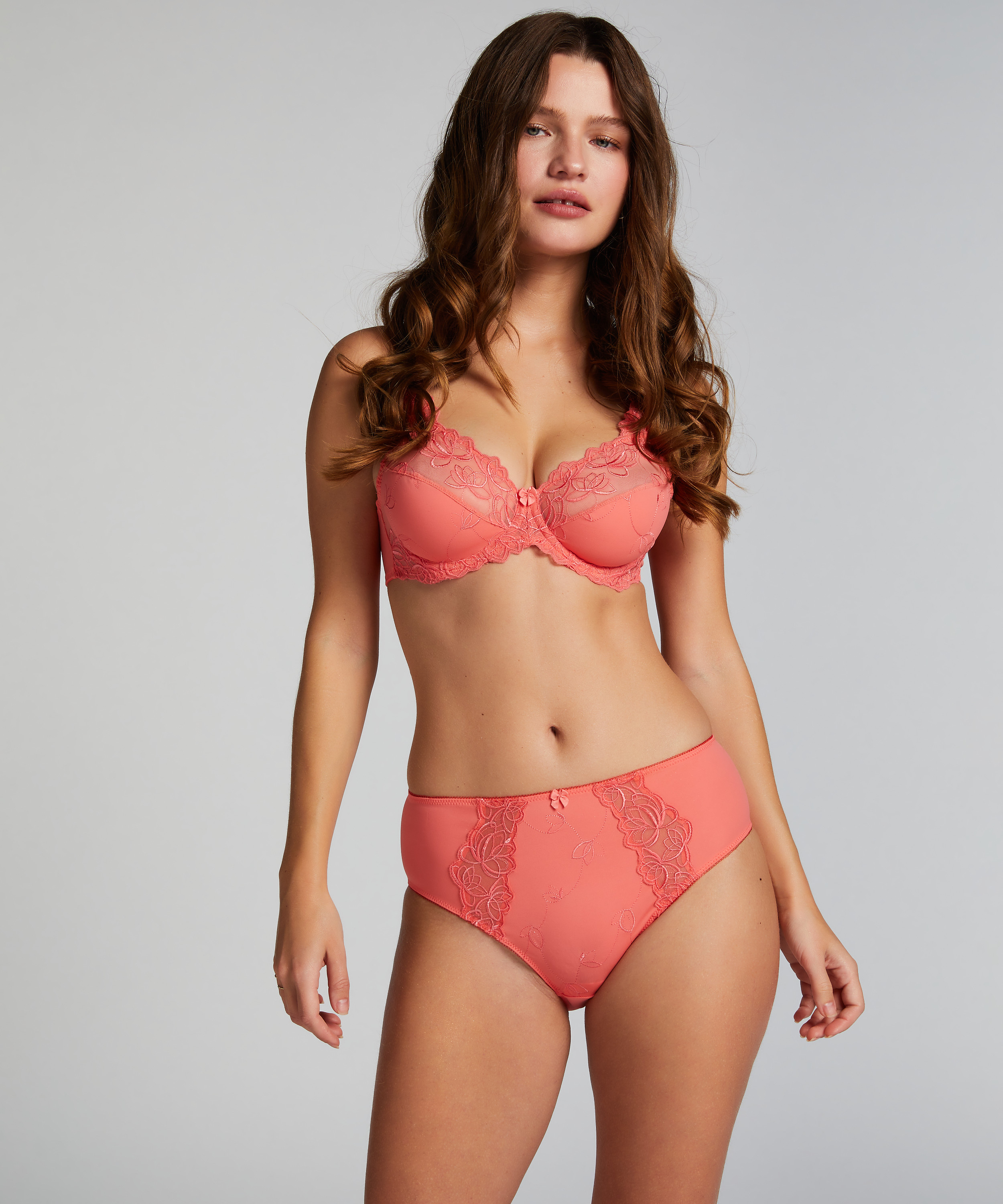 Slip taille haute Diva, Rose, main