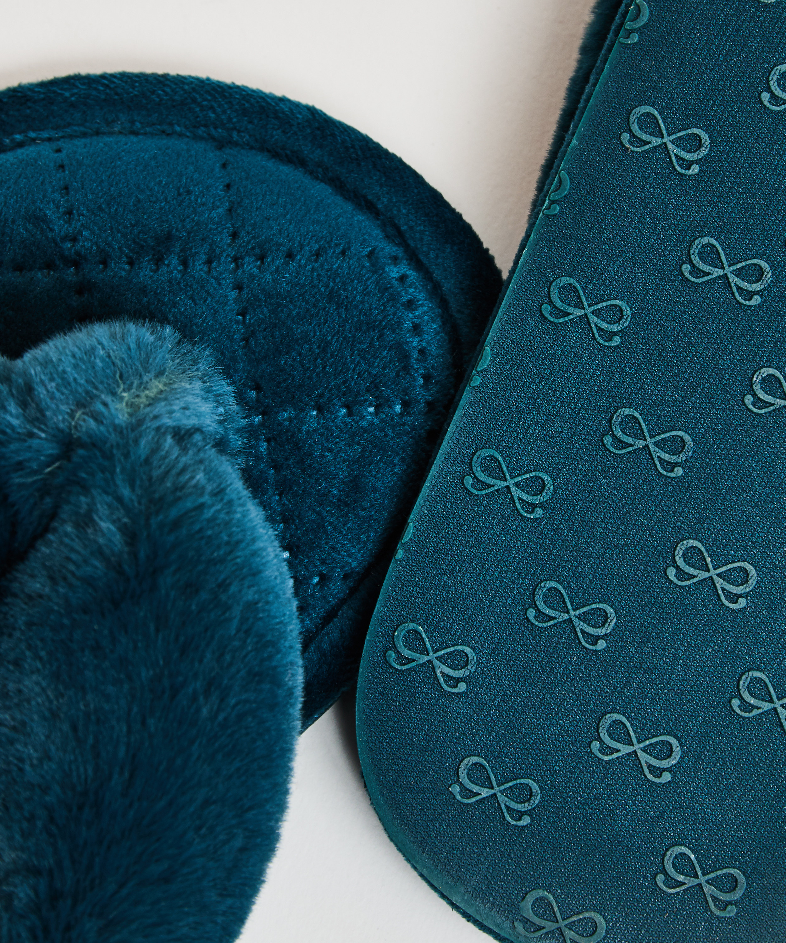 Pantoufles en Velours et fourrure, Vert, main