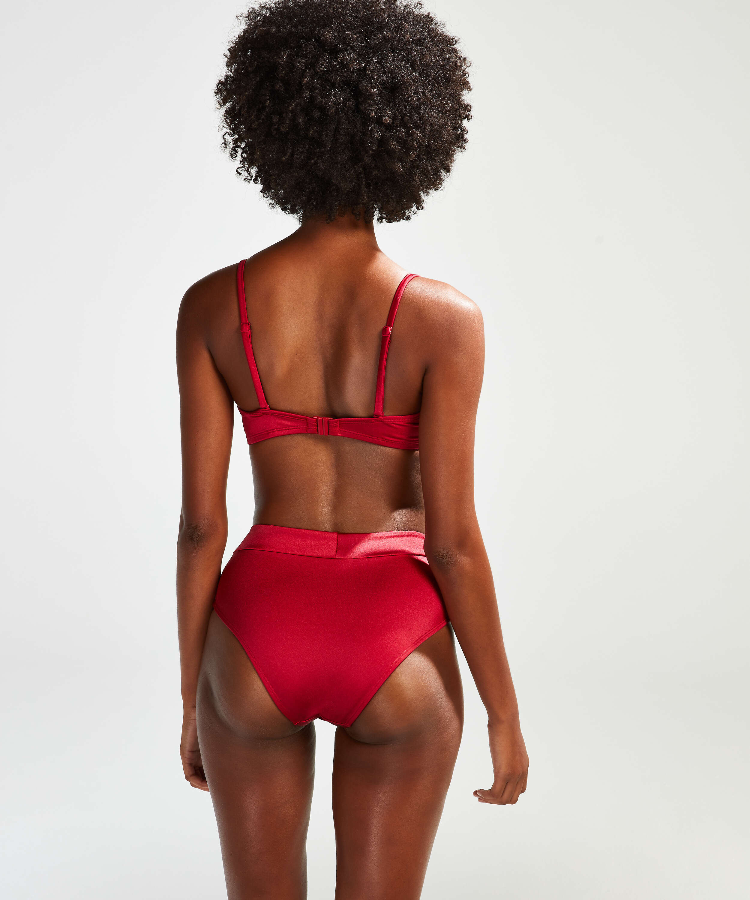 Haut de maillot de bain rembourr&eacute; &agrave; armatures Lola, Rouge, main