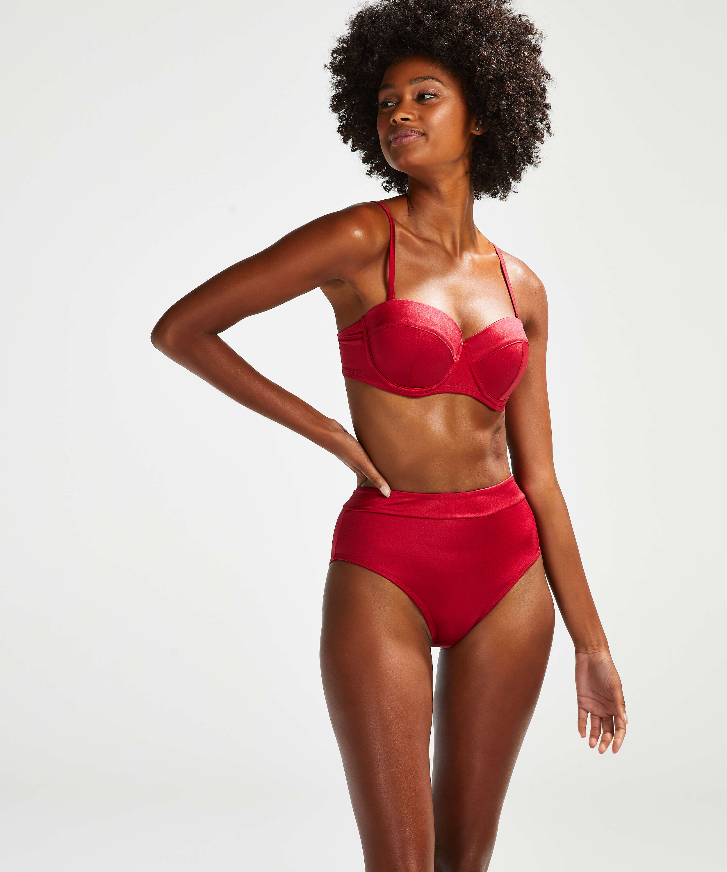Haut de maillot de bain rembourr&eacute; &agrave; armatures Lola, Rouge, main