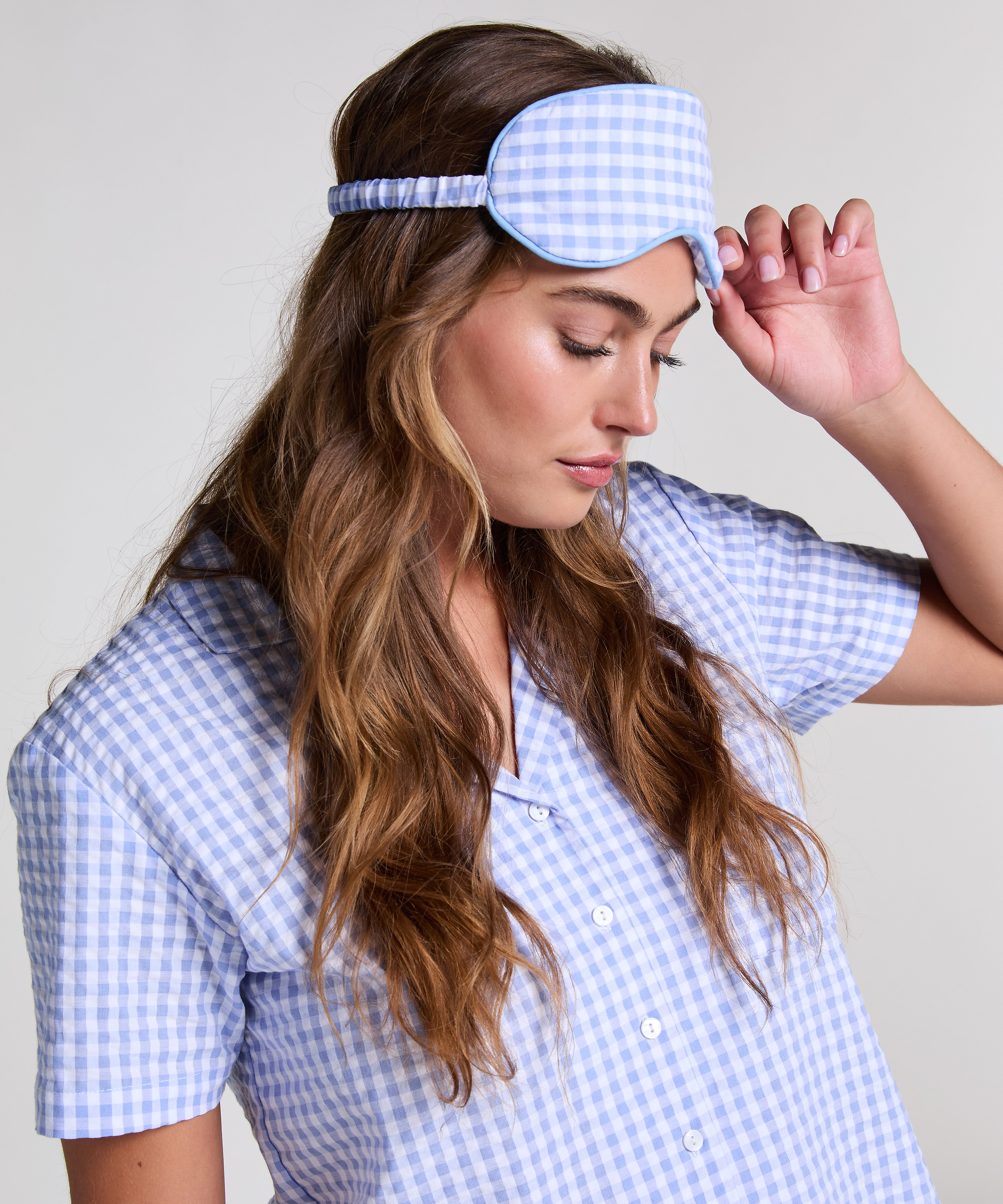 Masque de sommeil, Bleu, main