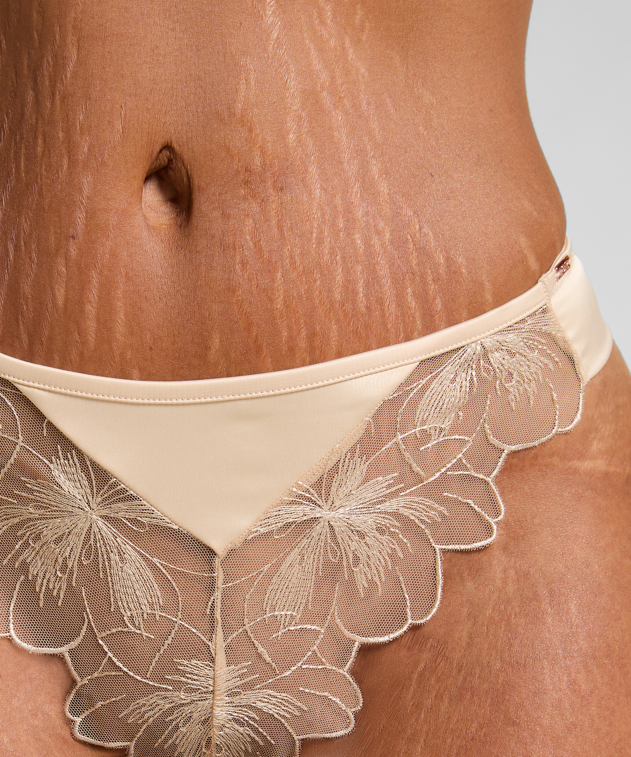 String Emilia, Jaune, main