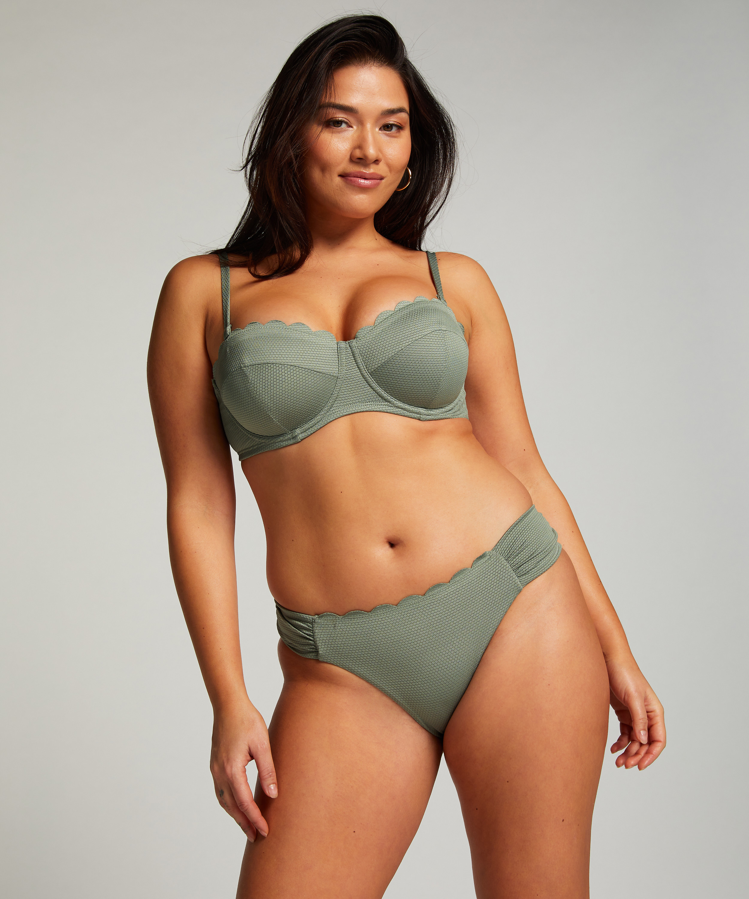 Haut de bikini sans bretelles préformé à armatures Scallop Taille E +, Vert, main