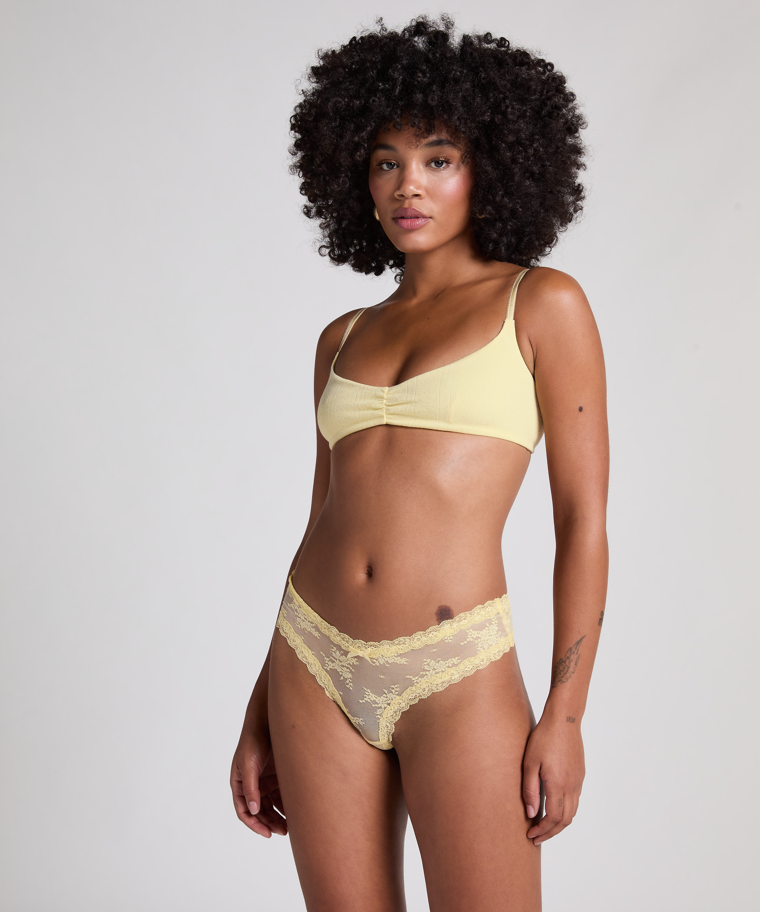 Slip brésilien V-shape mesh, Jaune, main