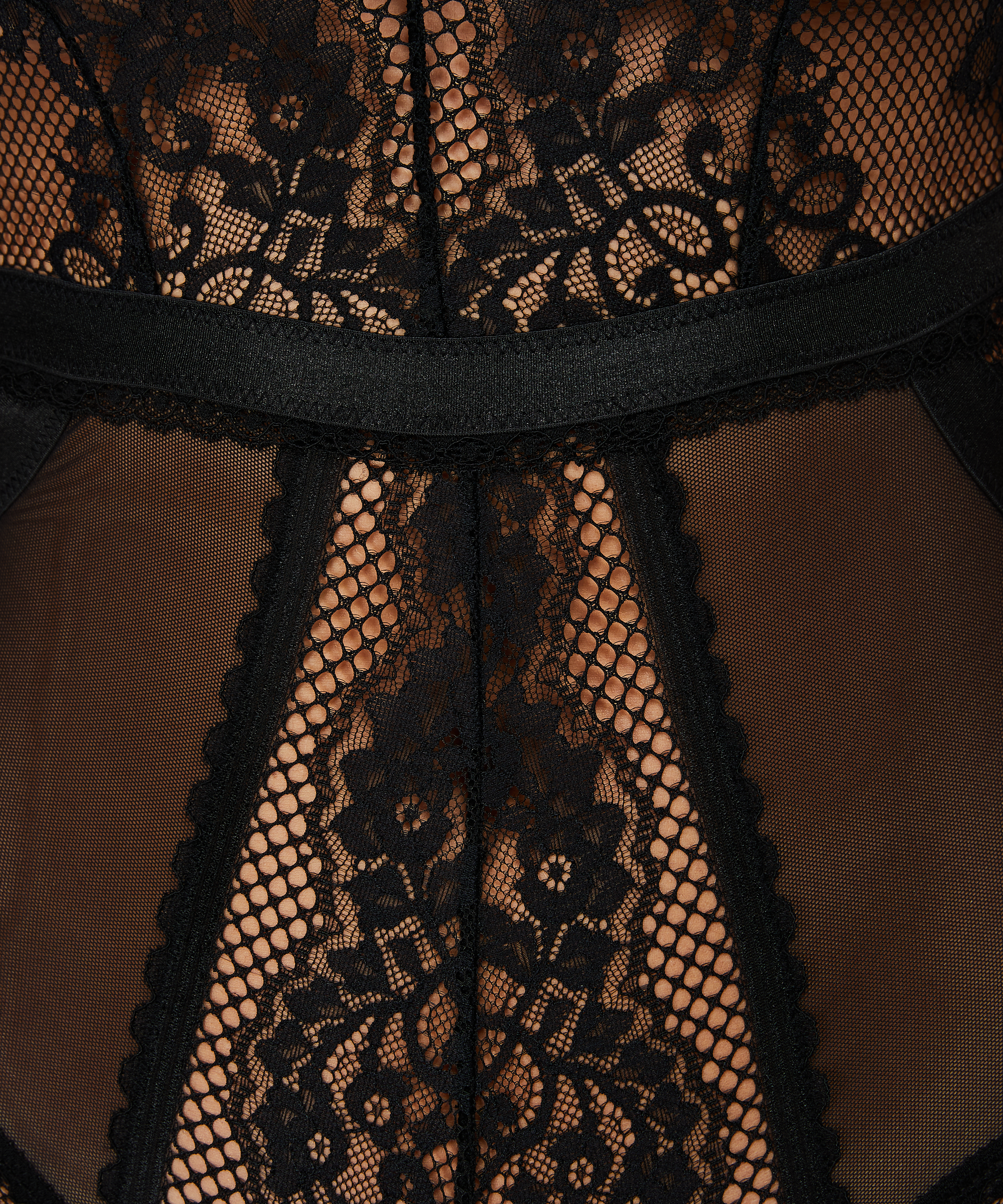 Corps Malika, Noir, main